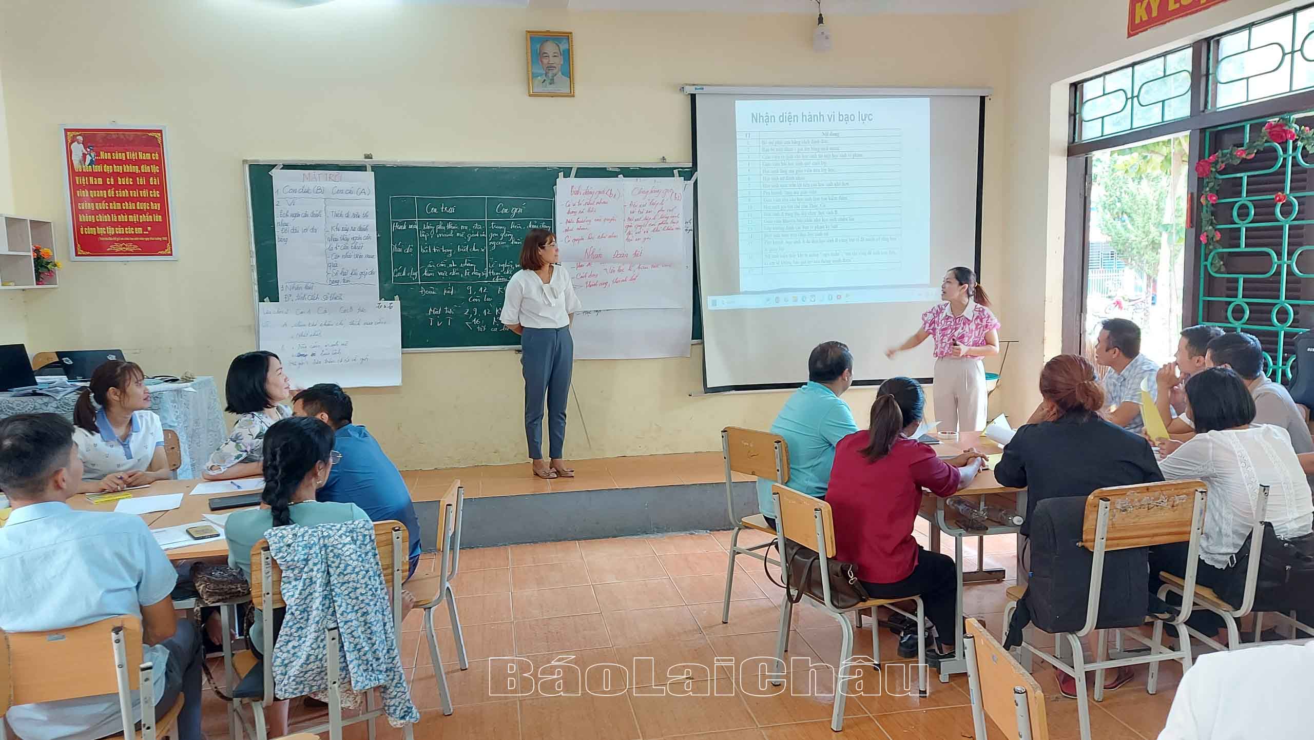 Học viên hăng hái trao đổi thông tin về cách nhận diện hành vi bạo lực, cách phòng chống xâm hại trẻ em. 